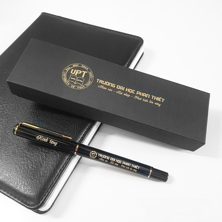 Hình ảnh cận cảnh bút ký khắc tên