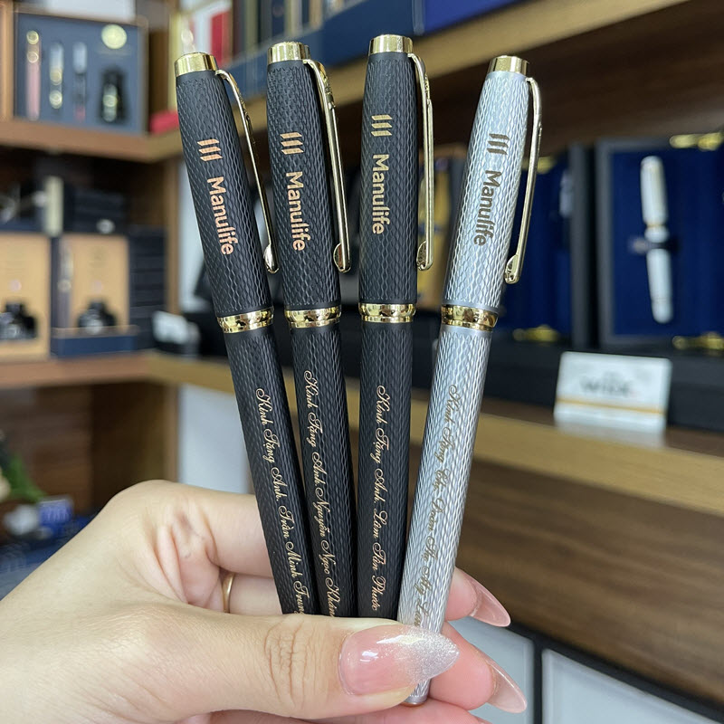 Bút ký khắc tên