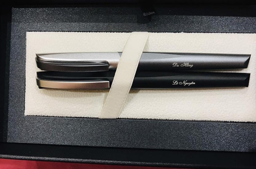 Hình ảnh bút ký kim loại Picasso khắc tên