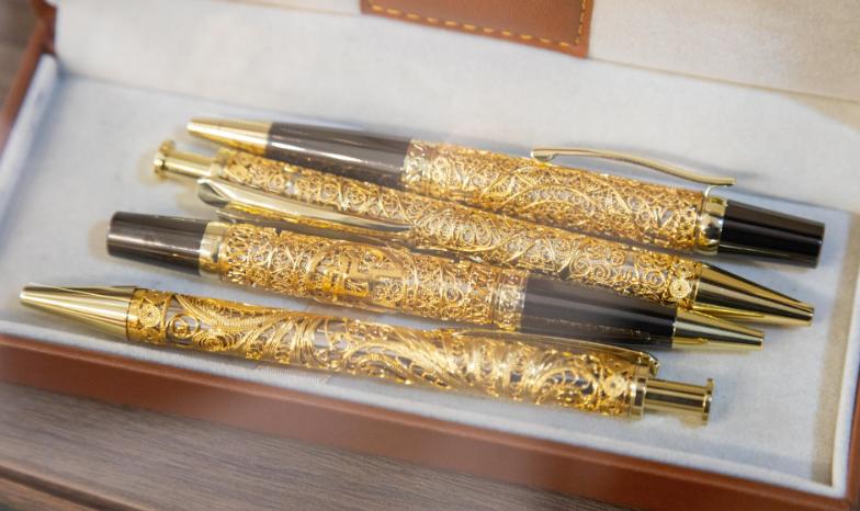 Hình ảnh bút mạ vàng