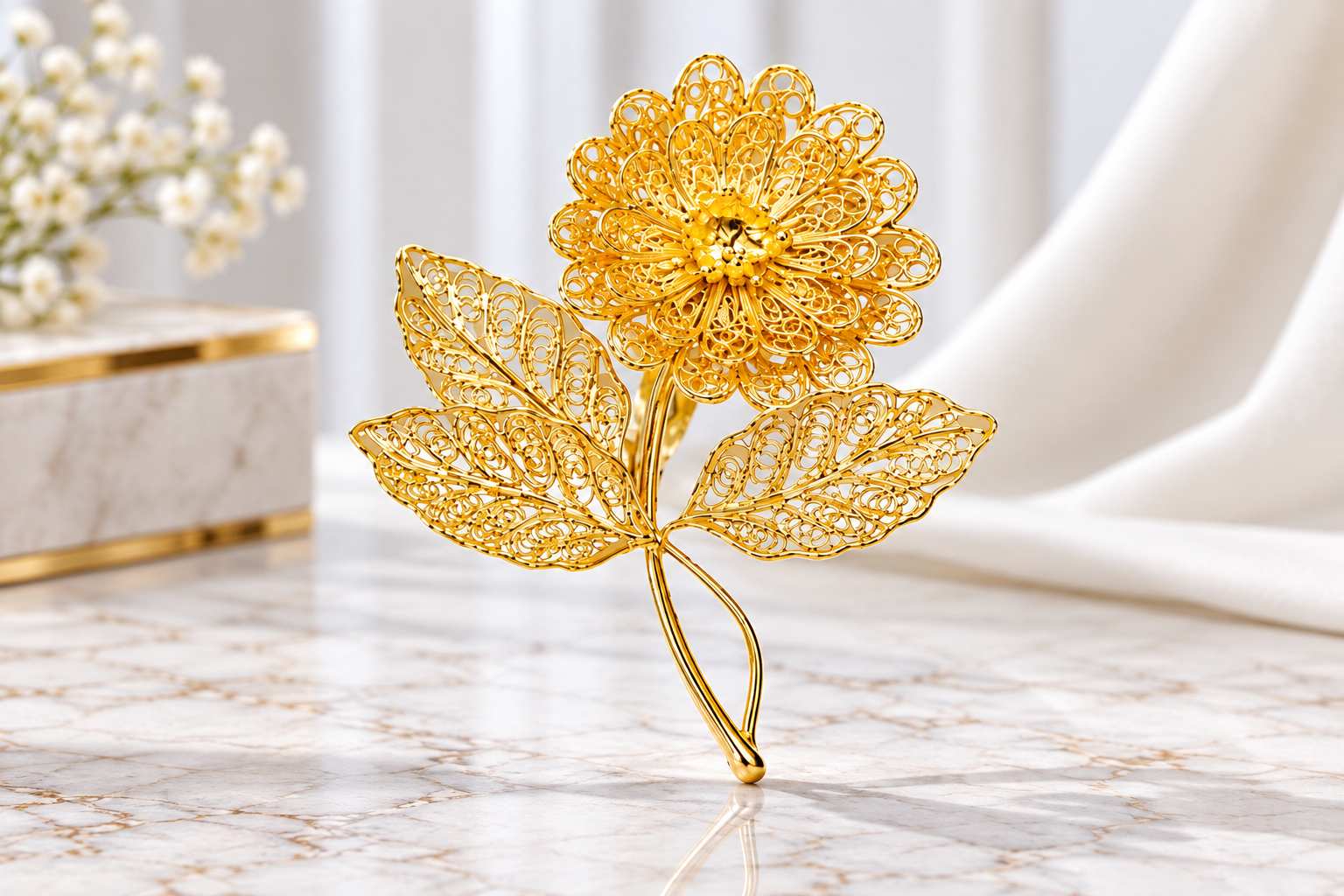 Hoa cài áo mạ vàng chạm filigree tinh xảo, tạo hình bông hoa và lá.