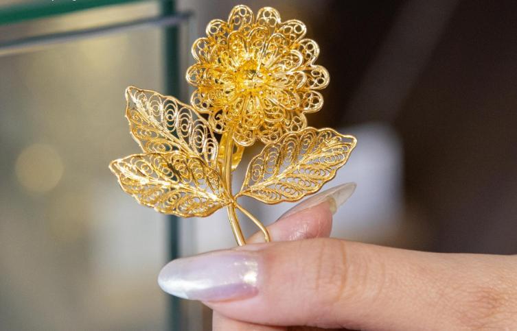 Hình ảnh hoa cài áo mạ vàng