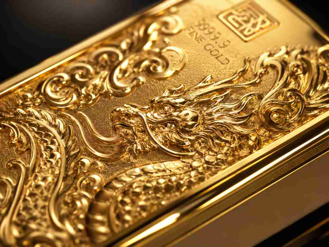 Kiểm tra độ đều màu và sáng bóng của sản phẩm quà tặng mạ vàng