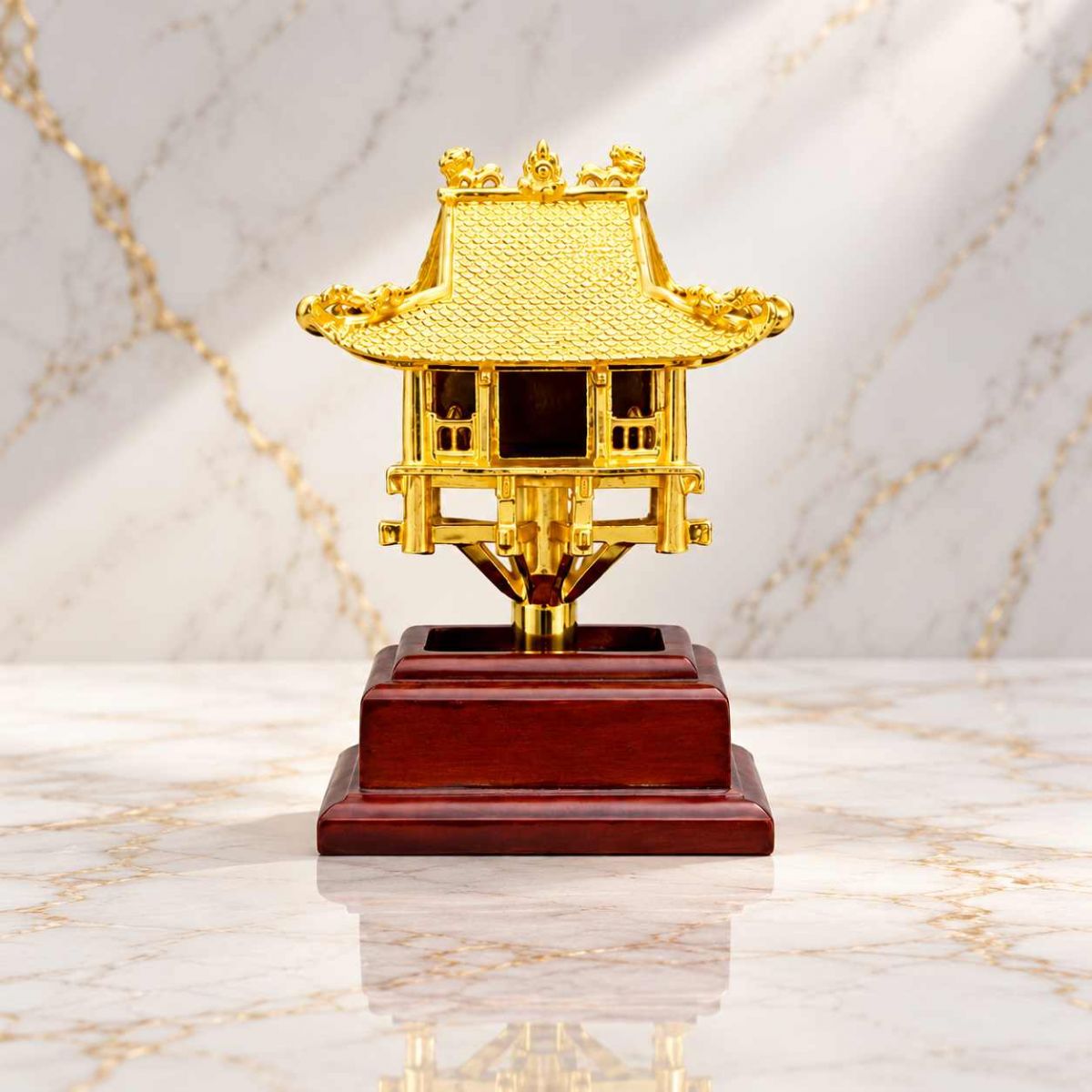 Mô hình Khuê Văn Các mạ vàng trên đế gỗ cao cấp, nền đá marble sáng sang trọng. Mô hình Khuê Văn Các mạ vàng trên đế gỗ cao cấp, nền đá marble sáng sang trọng.