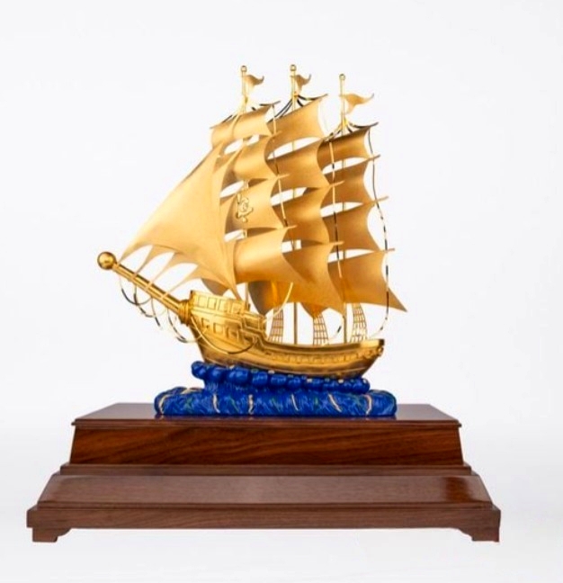 Mô hình thuyền buồm dát vàng 13 kích thước 47x23x59 cm đế gỗ Óc Chó tự nhiên