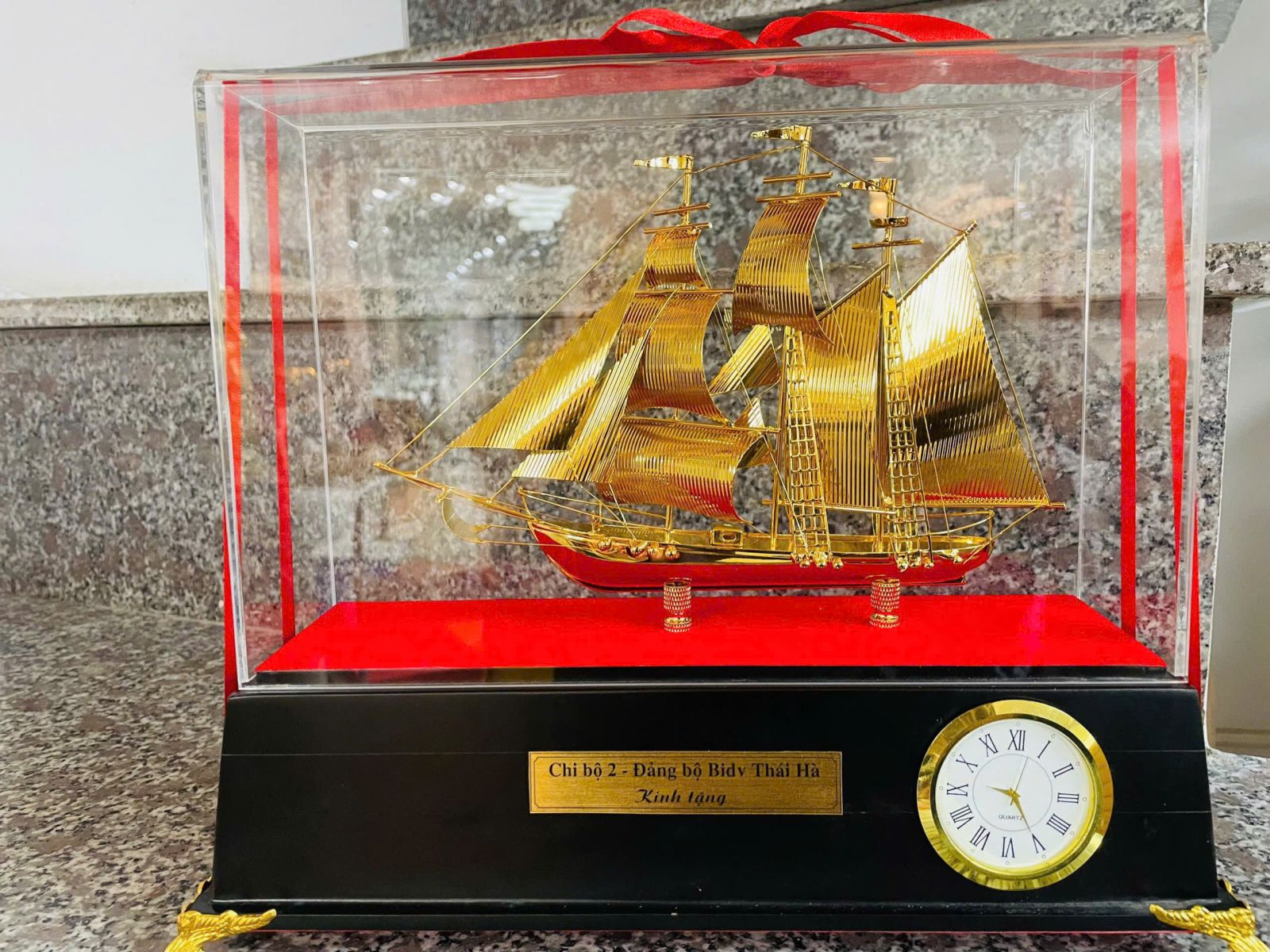 mô hình thuyền buồm mạ vàng