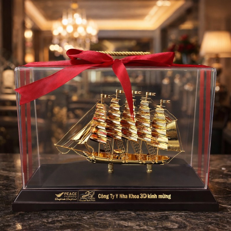 thuyền buồm phong thuỷ mạ vàng biểu tượng khởi đầu thuận lợi