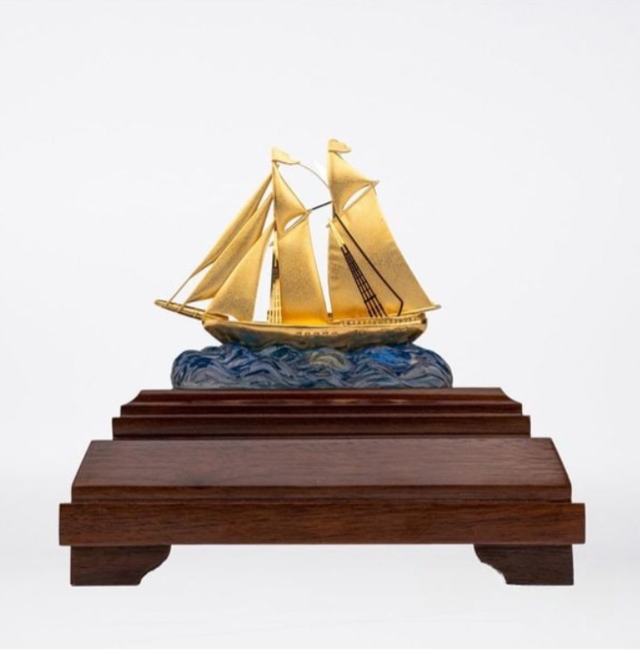 Hình ảnh mô hình thuyền buồm mạ vàng 24k
