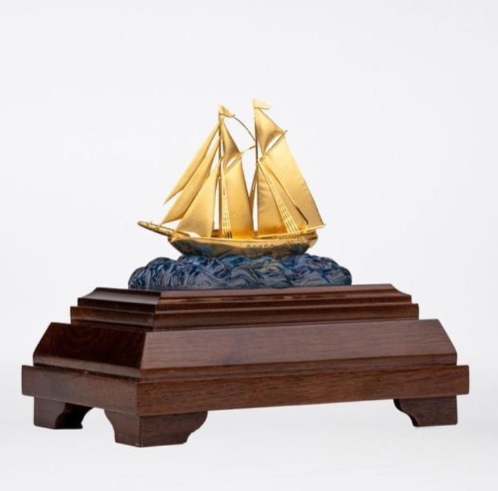 mô hình thuyền buồm dát vàng 24k