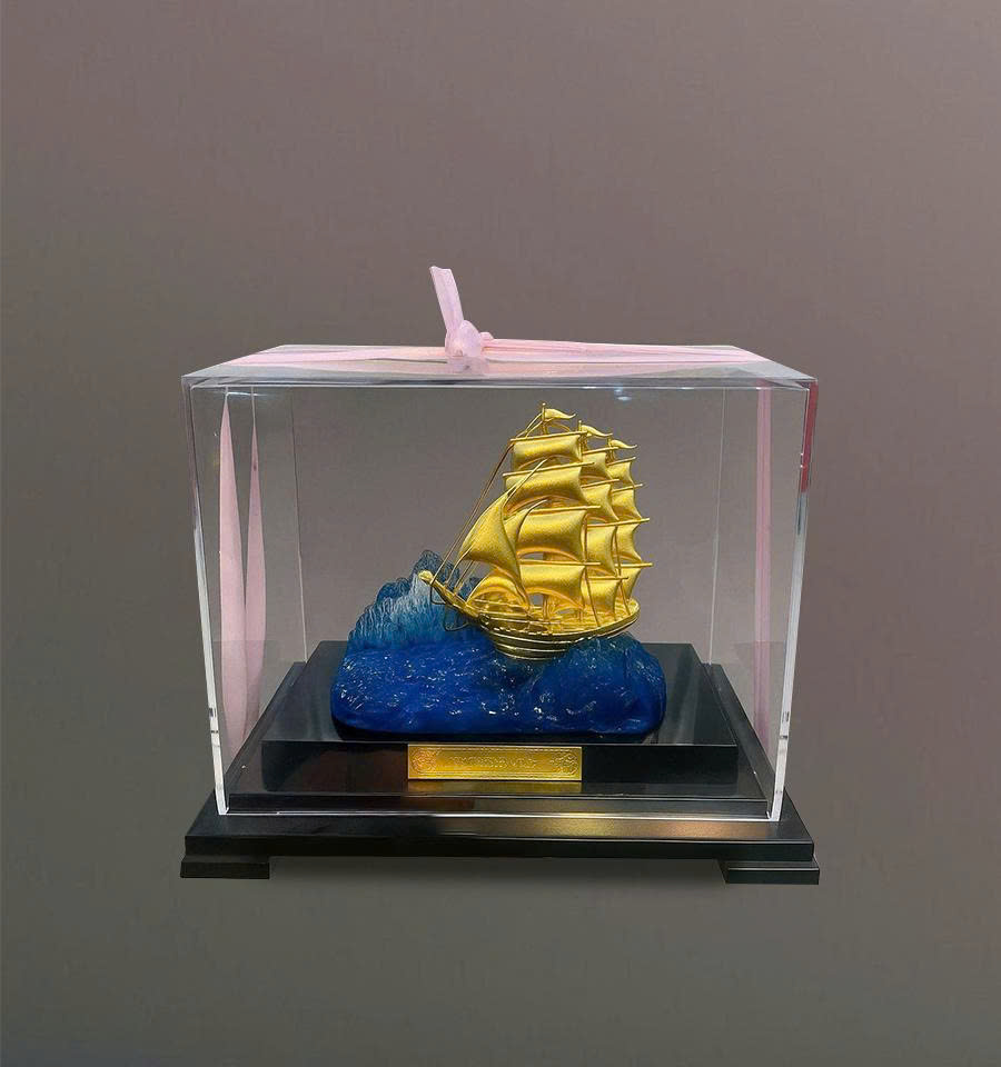 Hình ảnh Mô hình thuyền buồm phong thuỷ mạ vàng 24k – 01 Hình ảnh Mô hình thuyền buồm phong thuỷ mạ vàng 24k - 01