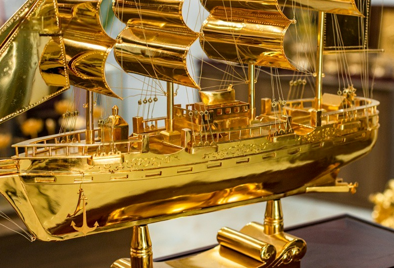 Chi tiết mô hình thuyền buồm mạ vàng cao cấp 107x38x88cm thiết kế tinh xảo, sắc vàng nổi bật