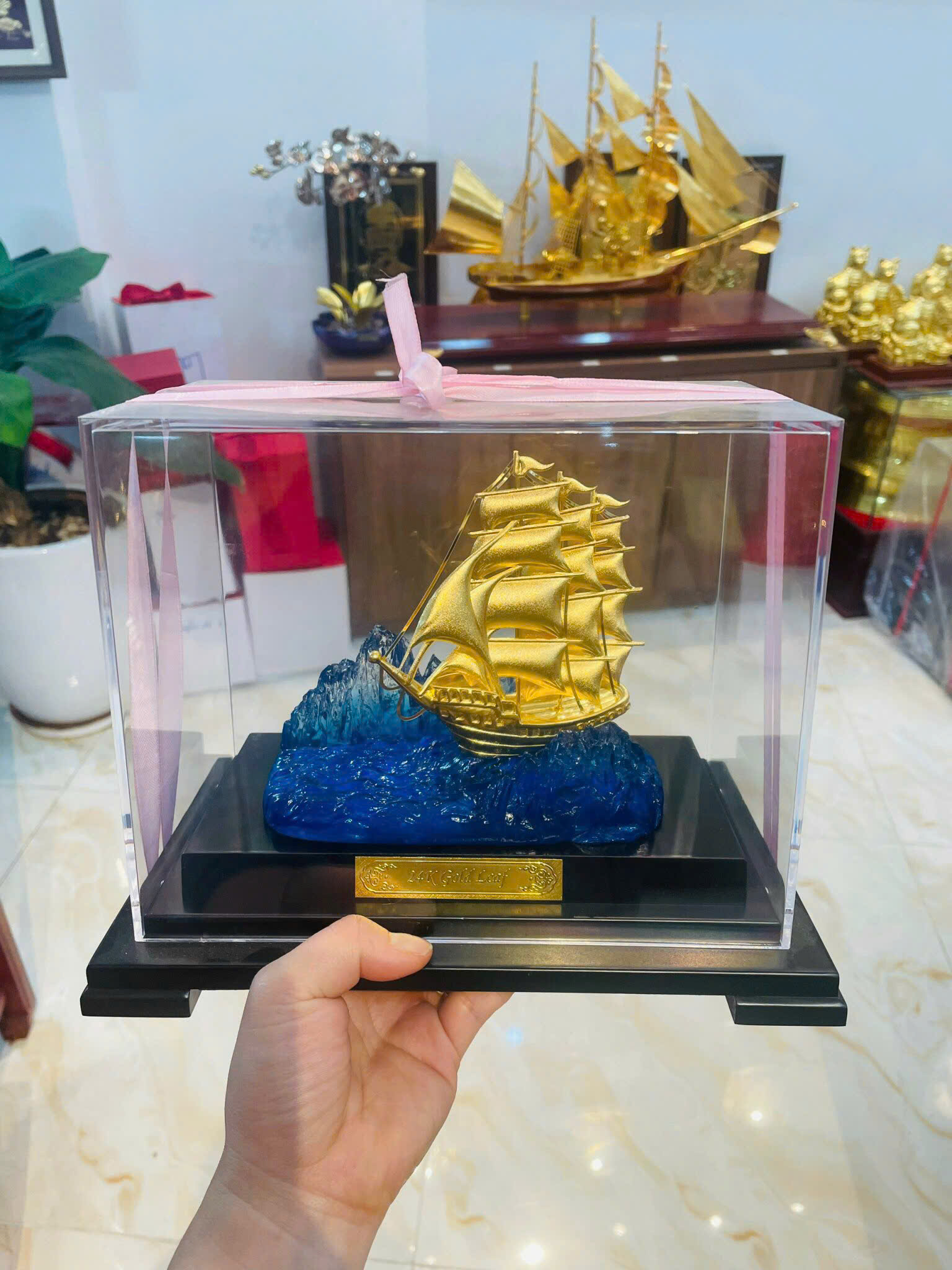 Mô hình thuyền buồm mạ vàng tặng khai trương