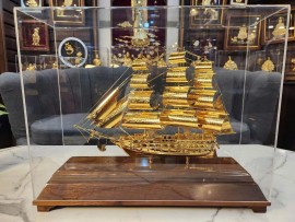 Mô hình thuyền buồm mạ vàng tại Quảng Bình