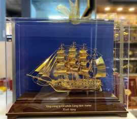 Mô hình thuyền buồm mạ vàng tại Quảng Ninh