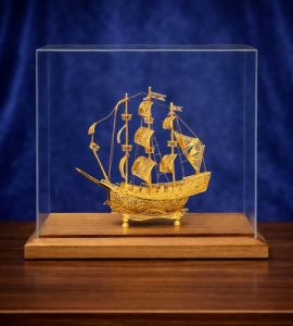 Mô hình thuyền buồm bạc mạ vàng 24k
