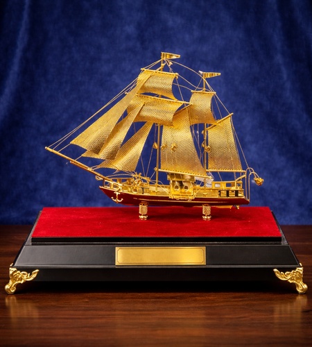 Mô hình thuyền buồm mạ vàng cỡ trung MS 02