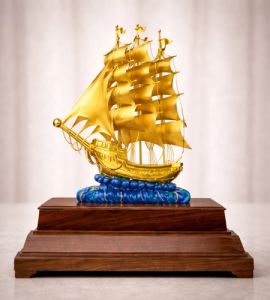 Mô hình thuyền buồm tặng sếp mạ vàng 13