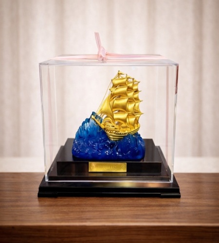 Mô hình thuyền buồm phong thuỷ  mạ vàng 24k - 01