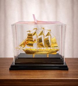 Mô hình thuyền buồm phong thuỷ mạ vàng 24k - 03 