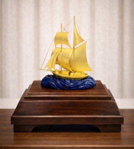 Mô hình thuyền buồm phong thuỷ mạ vàng - 06