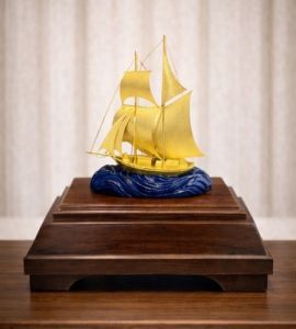 Mô hình thuyền buồm phong thuỷ mạ vàng - 06