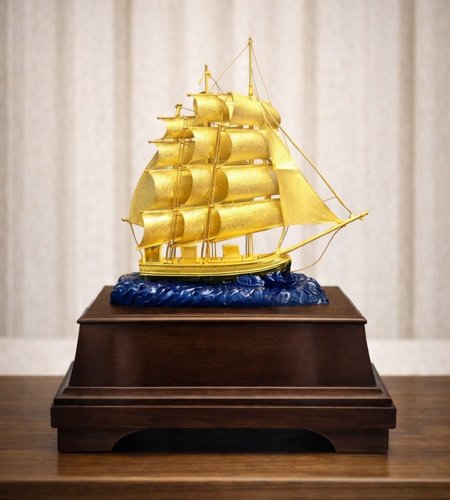 Mô hình thuyền buồm phong thuỷ mại vàng 24k - 07