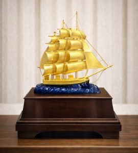 Mô hình thuyền buồm phong thuỷ mại vàng 24k - 07