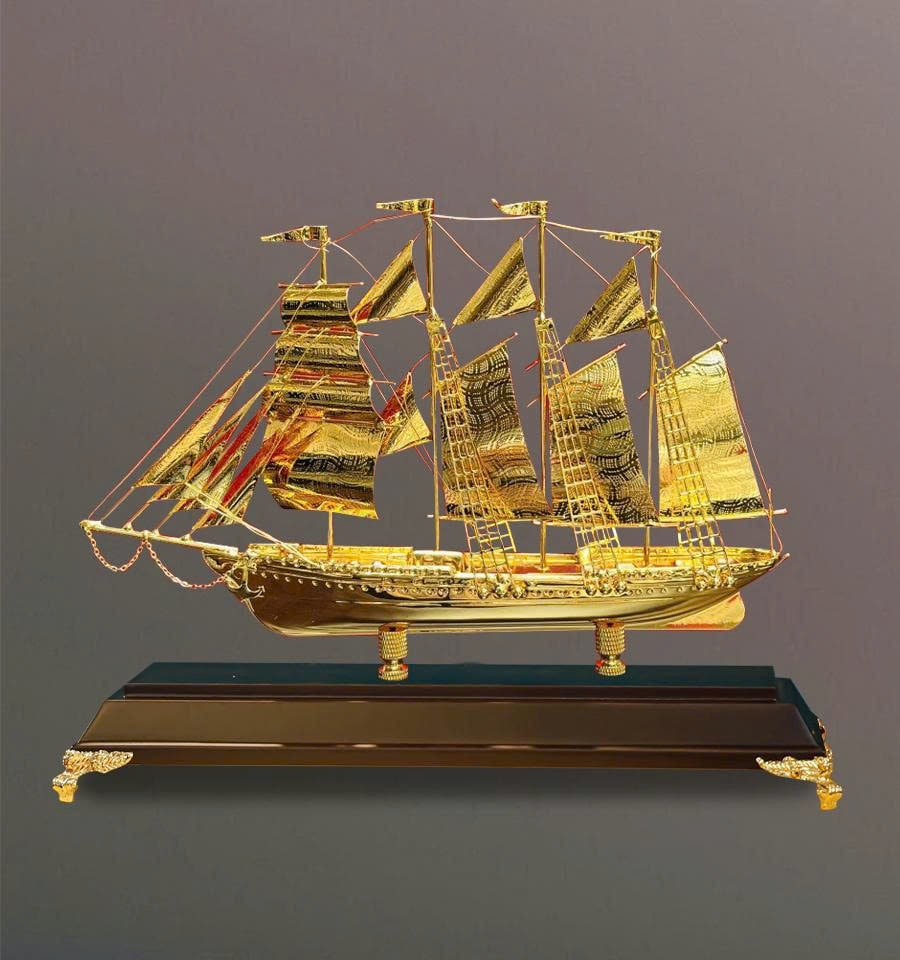 Hình ảnh mô hình thuyền buồm phong thuỷ mạ vàng 24k - 03 Hình ảnh mô hình thuyền buồm phong thuỷ mạ vàng 24k - 03