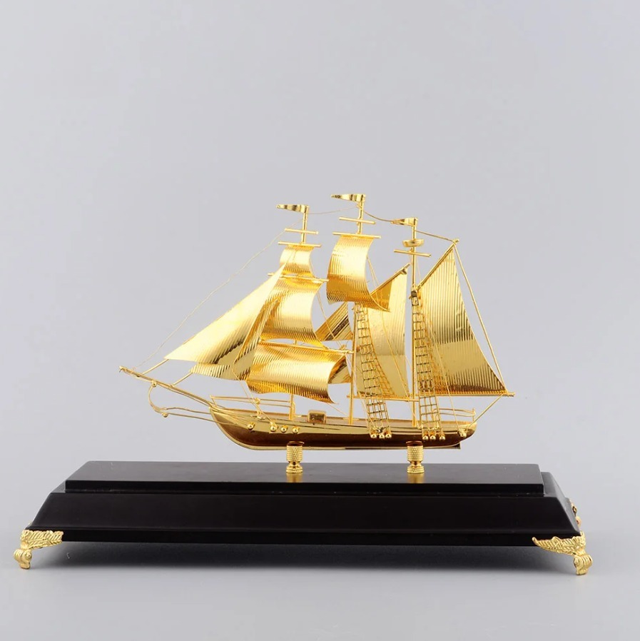 Mô hình thuyền buồm dát vàng mang lại may mắn tài lộc Mô hình thuyền buồm dát vàng mang lại may mắn tài lộc