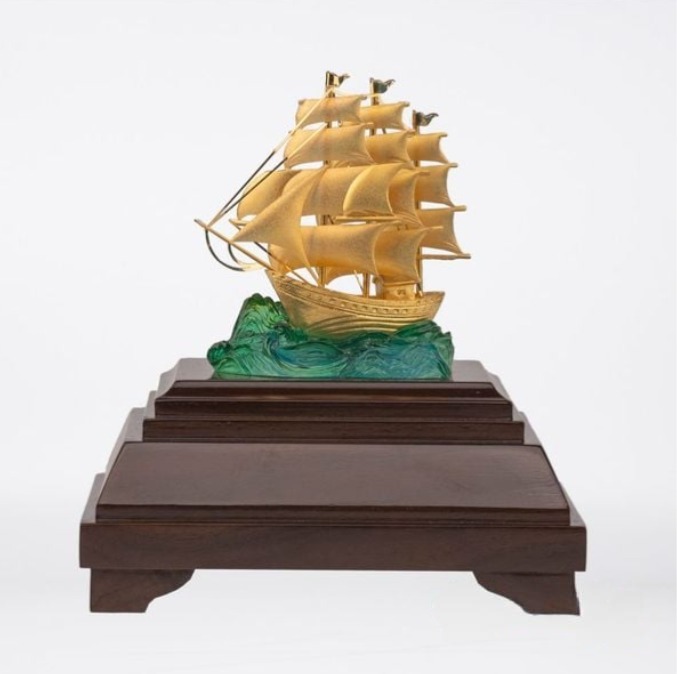 Mô hình thuyền buồm mạ vàng 12
