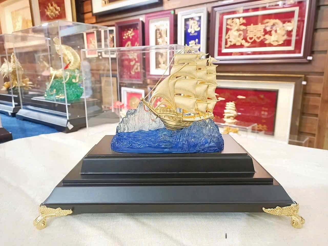 Mô hình thuyền buồm phong thuỷ mạ vàng 24k - 01