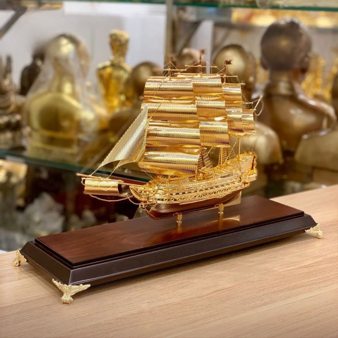 Quà tặng mô hình thuyền buồm mạ vàng 