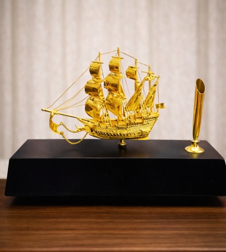 Mô hình thuyền buồm phong thuỷ dát vàng 24k - 09