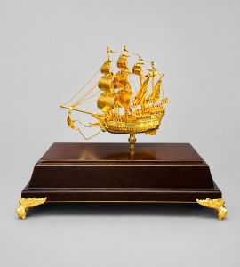 Mô hình thuyền buồm phong thuỷ mạ vàng 24k - 04 