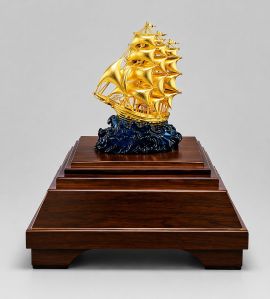 Mô hình thuyền buồm phong thuỷ mạ vàng 24k -05
