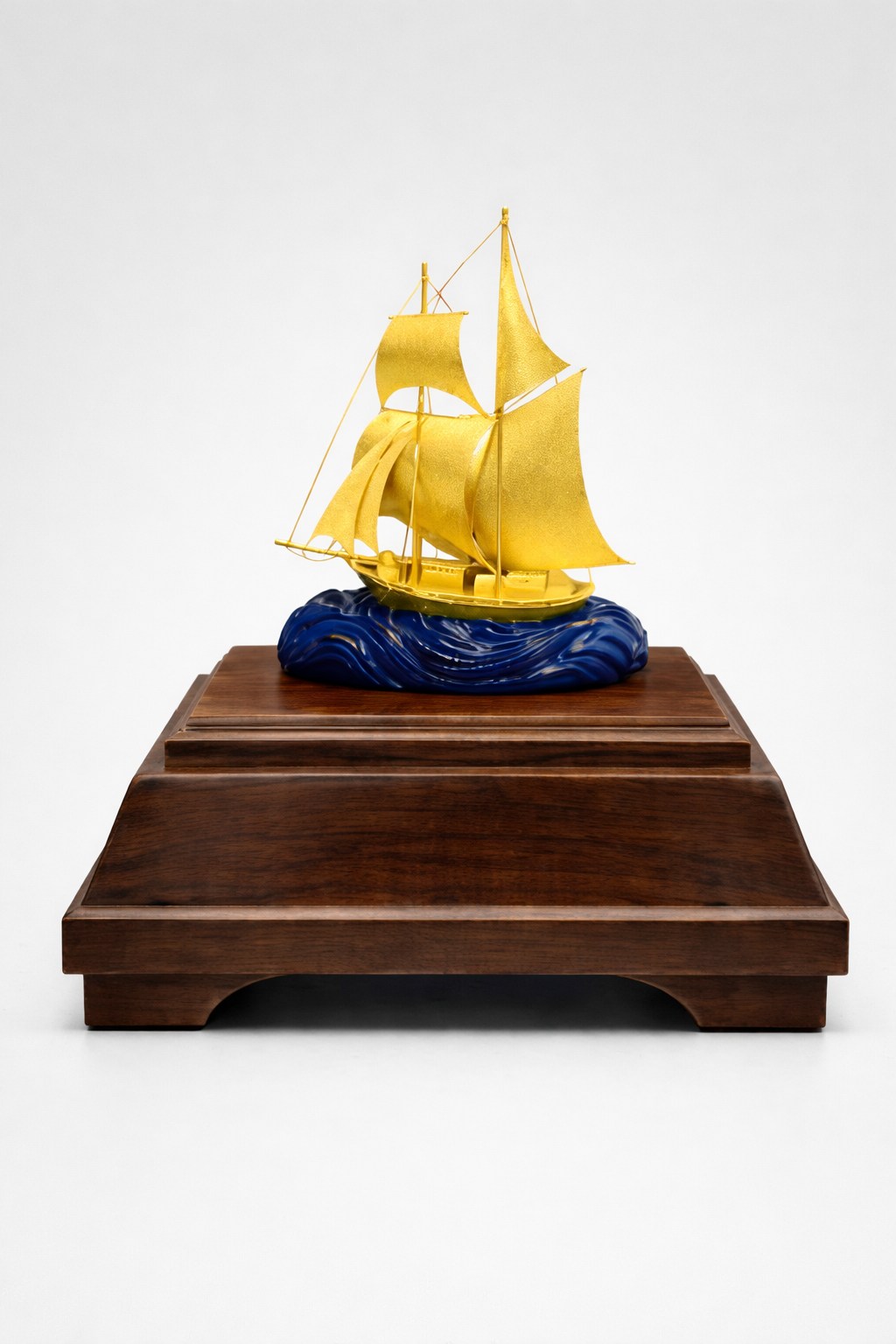 Mô hình thuyền buồm phong thuỷ mạ vàng - 06