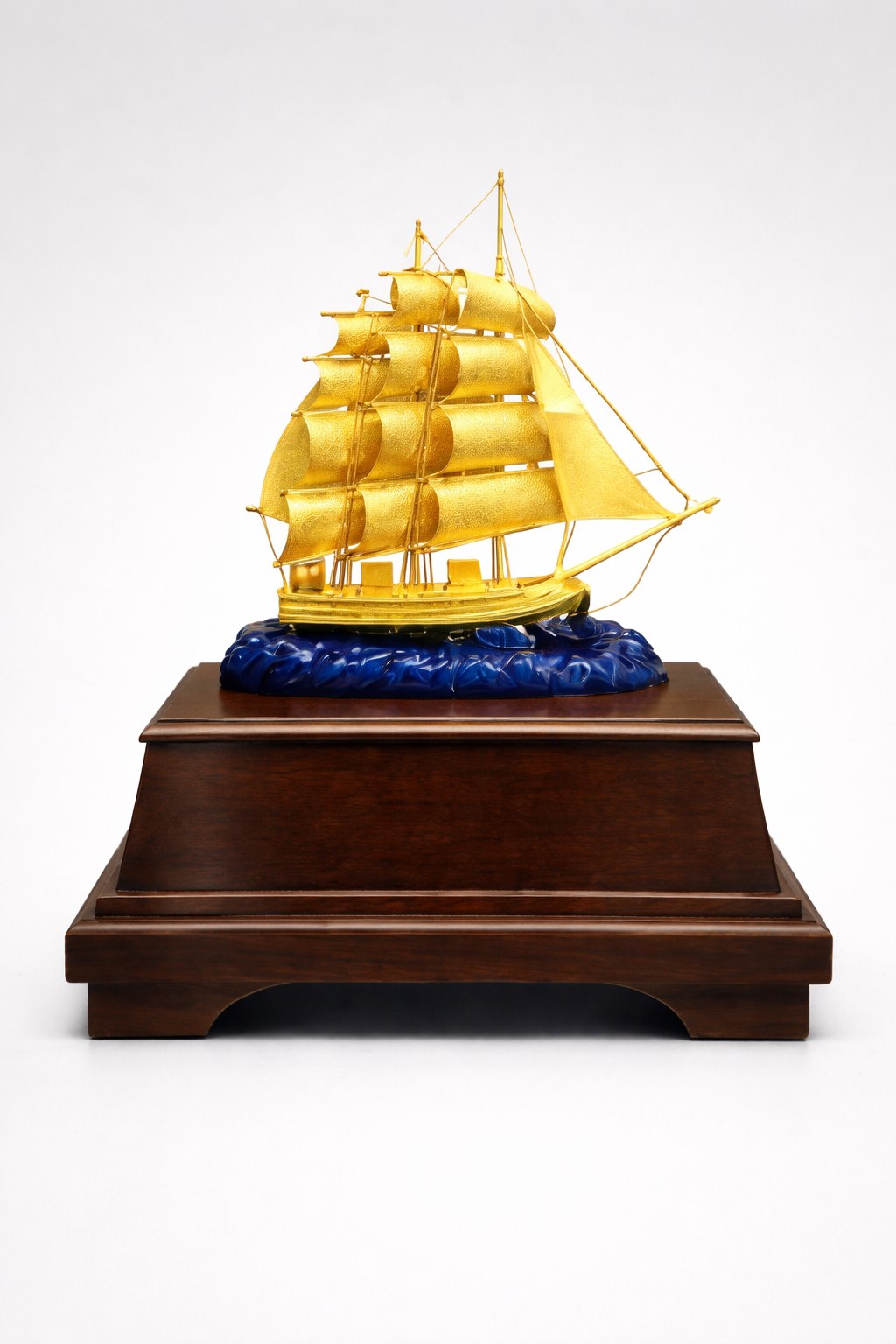 Mô hình thuyền buồm phong thuỷ mại vàng 24k - 07