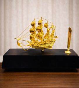 Mô hình thuyền buồm phong thuỷ dát vàng 24k - 09