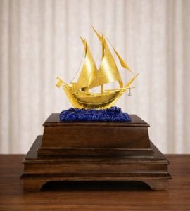 Mô hình thuyền buồm phong thuỷ mạ vàng 24k - 12
