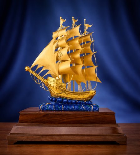 Mô hình thuyền buồm tặng sếp mạ vàng 13