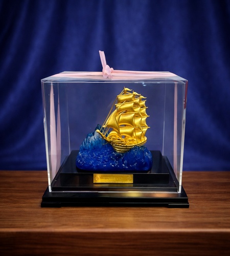 Mô hình thuyền buồm phong thuỷ  mạ vàng 24k - 01