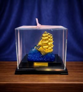 Mô hình thuyền buồm phong thuỷ  mạ vàng 24k - 01