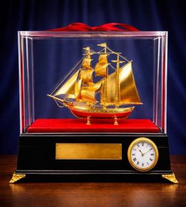 Mô hình thuyền buồm phong thuỷ mạ vàng 24k - 02