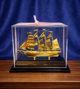 Mô hình thuyền buồm phong thuỷ mạ vàng 24k - 03 