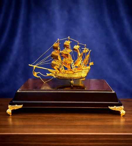 Mô hình thuyền buồm phong thuỷ mạ vàng 24k - 04 