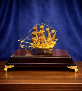 Mô hình thuyền buồm phong thuỷ mạ vàng 24k - 04 