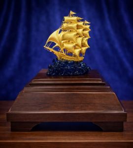 Mô hình thuyền buồm phong thuỷ mạ vàng 24k -05