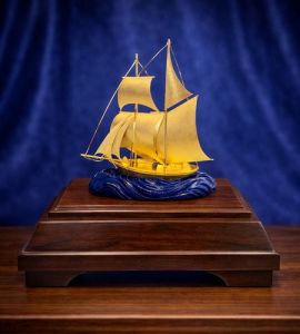 Mô hình thuyền buồm phong thuỷ mạ vàng - 06