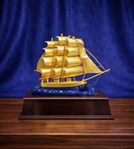 Mô hình thuyền buồm phong thuỷ mại vàng 24k - 07