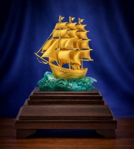 Mô hình thuyền buồm mạ vàng 12